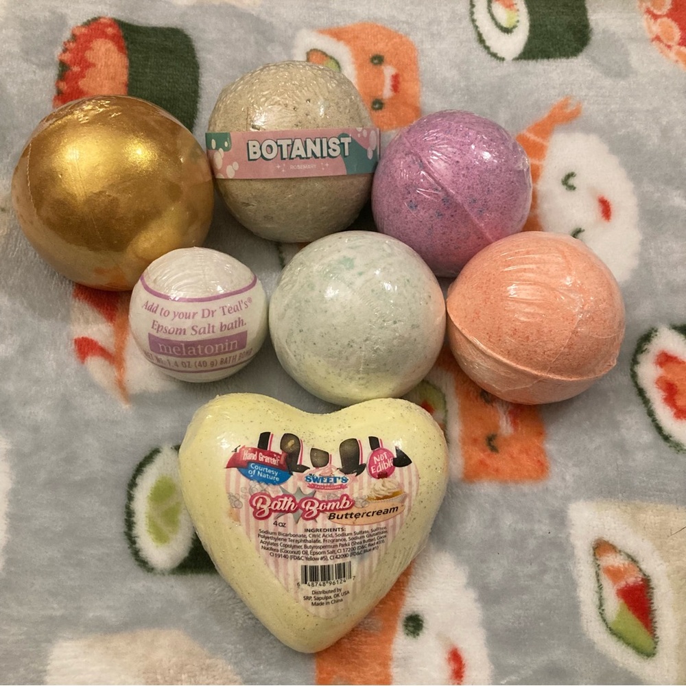 Bundle of bath bombs